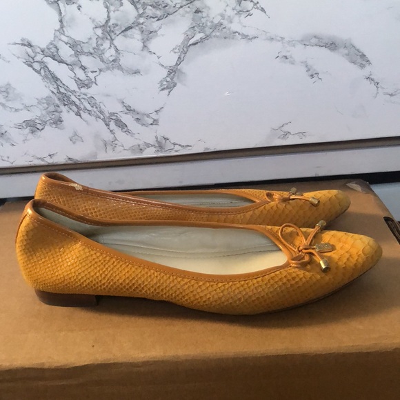 Yellow snakeskin ballet flat with bow detail - Picture 7 of 7